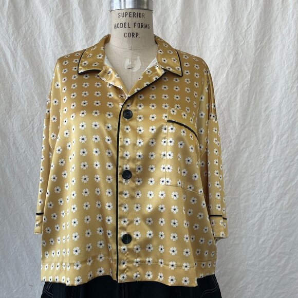 Gold Daisy PJ Crop with Black Piping - Picture 2 of 8